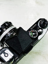 Load image into Gallery viewer, Nikon F Eyelevel Black with Lens
